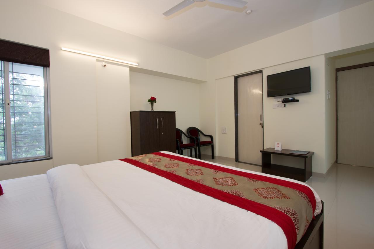 Отель Oyo 9052 Leisurely Abode Khadki Экстерьер фото